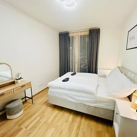 New Luxury At Andel Metro Station Apartmán